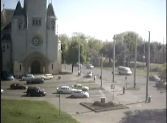 Citt� di Debrecen. Webcam con musica, mostra una chiesa e il traffico della piazza Arpad.